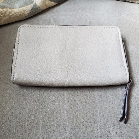 ENZO ANGIOLINI Taupe Faux Pebbled Leather Logo Lined Zip Around Wallet - Picture 10 of 10